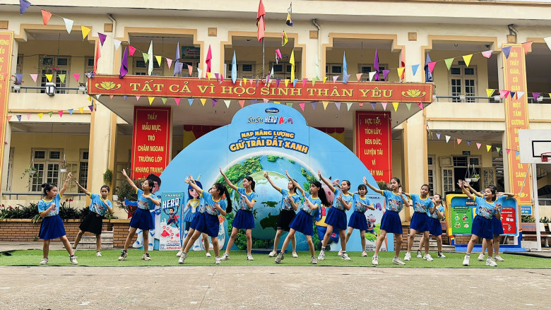 Học sinh trường tiểu học Tự Nhiên (Hà Nội) trình diễn flashmob kêu gọi bảo vệ môi trường