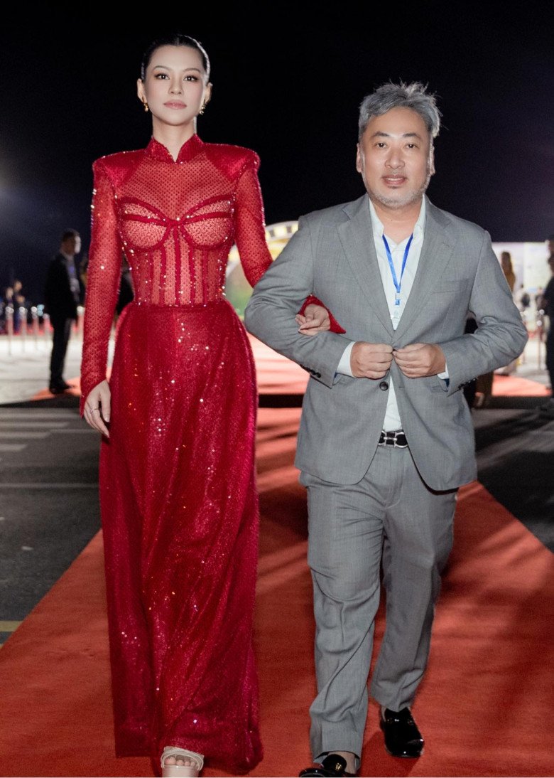 Cùng ngày công khai tình cảm, cả 2 sánh đôi dự thảm đỏ sự kiện showbiz.