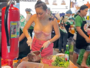 Hoảng hồn trước bà chủ quán lẩu ăn mặc như thiên thần nội y, vóc dáng khuynh đảo mạng xã hội