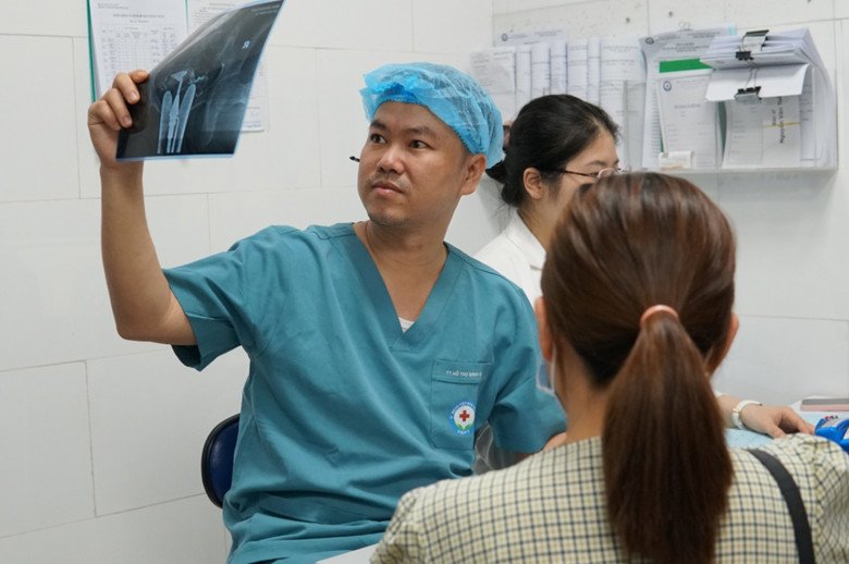 Bác sĩ Trịnh Văn Du đang thăm khám cho các bệnh nhân. (Ảnh: BSCC)