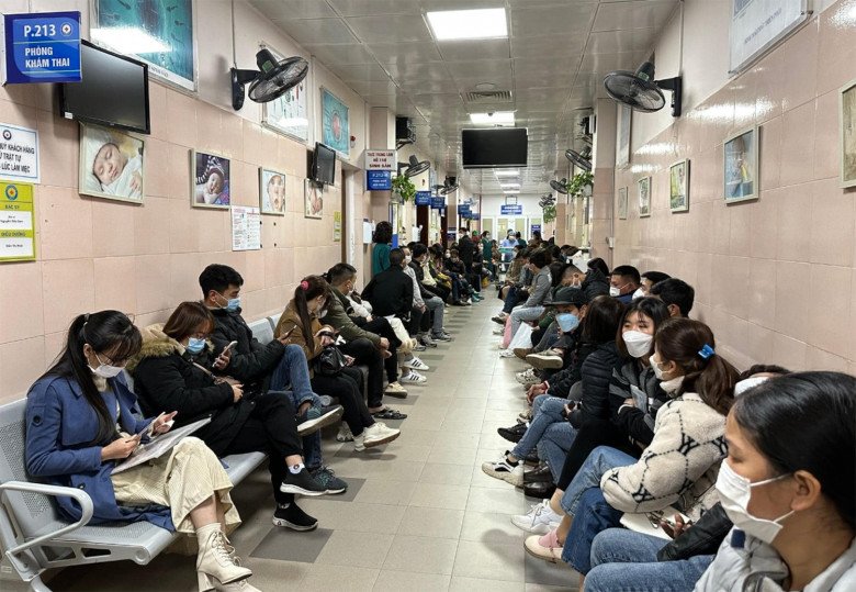 Đông đúc bệnh nhân chờ đến lượt thăm khám và đều mong chờ có một đứa con. (Ảnh: BSCC)