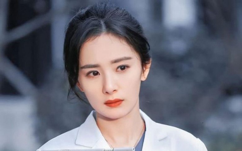 Dương Mịch định đón con gái về sống cùng sau khi chồng cũ tái hôn với bạn gái hiện tại.