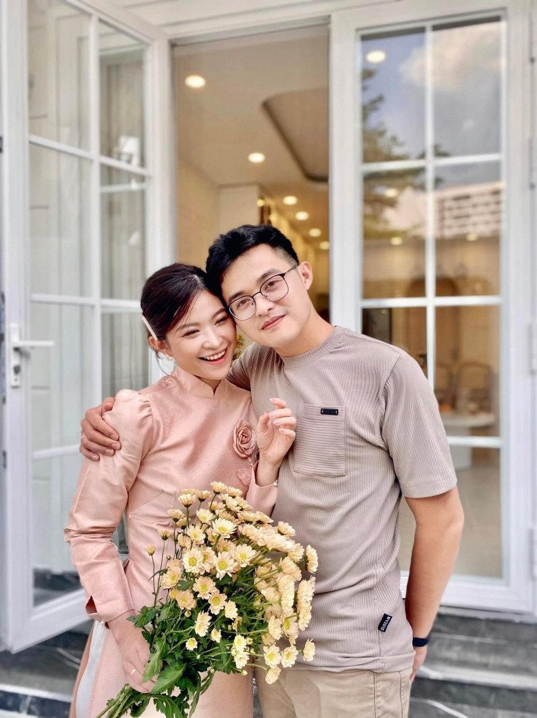 BTV Thời sự Cẩm Tú - cô gái duy nhất lấy chồng nhờ Người Ấy Là Ai đã rời VTV - 12