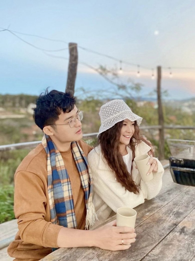 Ông xã Cẩm Tú chia sẻ khoảnh khắc dịu dàng bên vợ nhân kỷ niệm 3 năm thành vợ chồng.