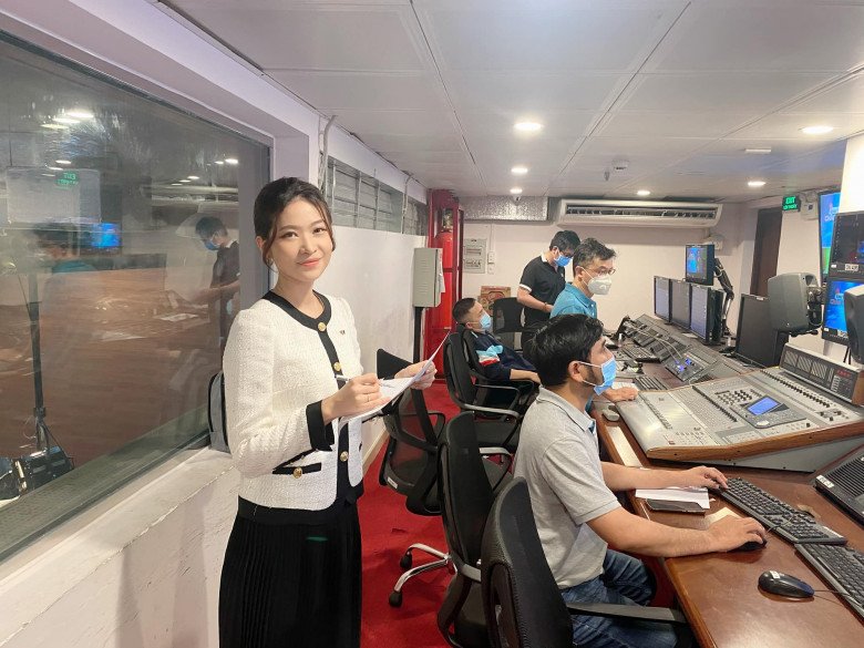 img srchttps://cdn.eva.vn/upload/2-2023/images/2023-06-23/btv-thoi-su-cam-tu---co-gai-duy-nhat-lay-chong-nho-nguoi-ay-la-ai-da-roi-vtv-355159020_10224052033954985_4699939771035093079_n-1687511138-328-width780height439.jpg width660 /