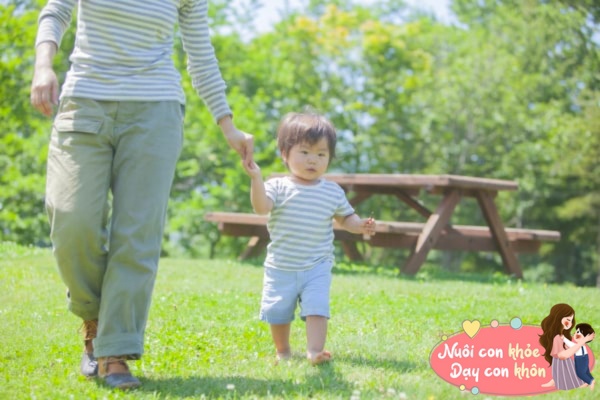 Bố mẹ có thể cho trẻ đi chân trần ngoài trời, nhưng không nên quá thường xuyên và hãy đảm bảo rằng địa điểm đó an toàn và phù hợp.