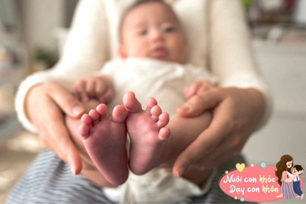 Đi chân trần sẽ không khiến sức khoẻ trẻ gặp vấn đề, nếu bố mẹ cho trẻ đi một cách phù hợp.