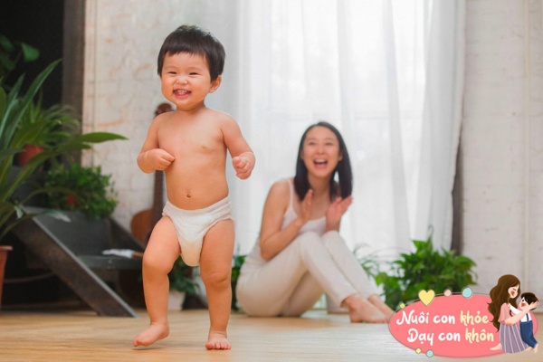 Trong giai đoạn tập đi, việc đi chân trần sẽ giúp quá trình này diễn ra nhanh và hiệu quả hơn.