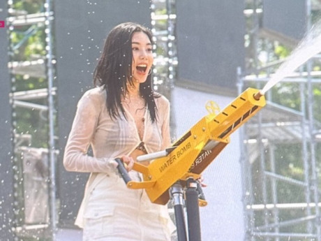 Mỹ nữ xinh đẹp mặc áo xuyên thấu, khoe vòng một căng đầy trong lễ hội nước