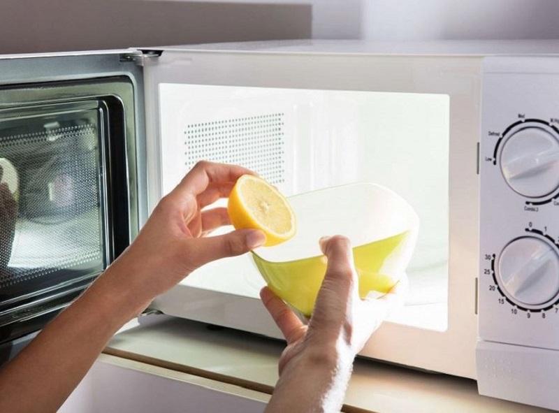 Using lemon to clean the microwave