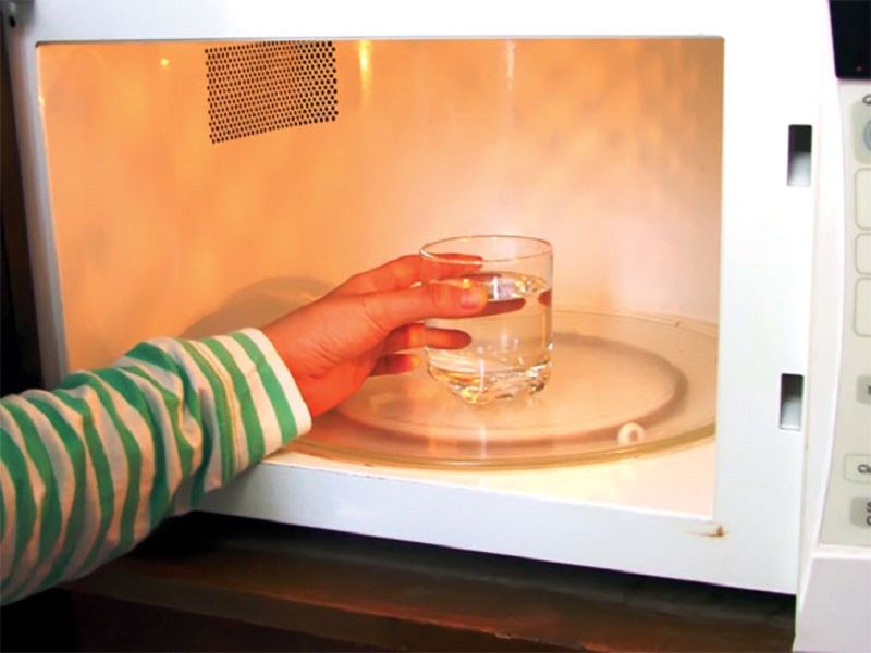 Using vinegar and water to clean the microwave