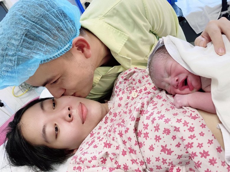 Vợ chồng chị Huê bên con đầu lòng. (Ảnh: NVCC)