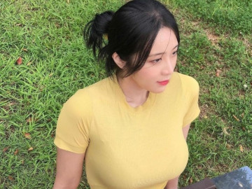 Huấn luyện viên yoga nổi tiếng khi mặc đồ bó sát quá đẹp tập luyện