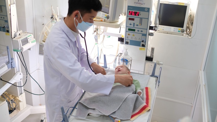 Sức khỏe của bé C. đã ổn định và được Trung tâm Bảo trợ xã hội tỉnh Lâm Đồng  chăm sóc cho đến khi có phương án khác. Ảnh: Pháp luật TP. HCM