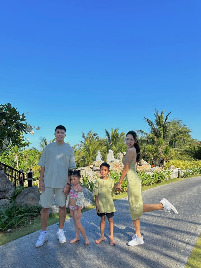 Cặp đôi thường xuyên chia sẻ những hình ảnh hạnh phúc của cả gia đình lên mạng xã hội.
