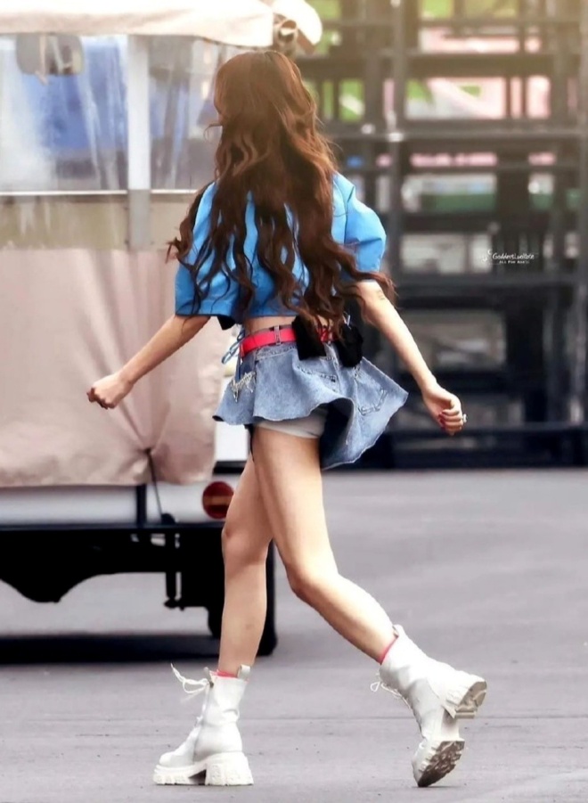 Thái Thiếu Phân với bóng lưng thiếu nữ.