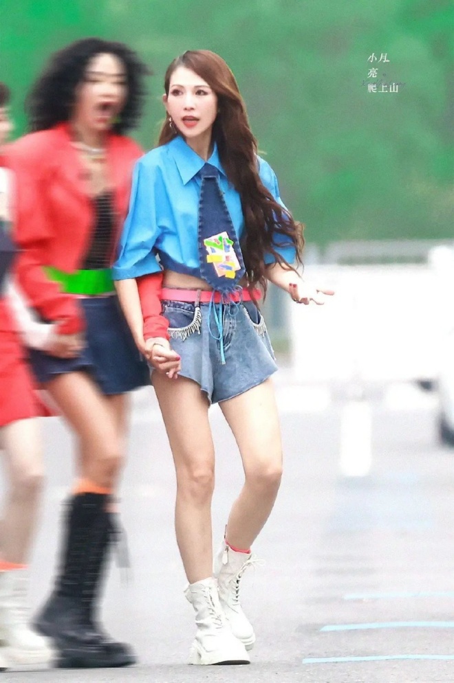 Thái Thiếu Phân không chỉ có body chuẩn mà còn có diện mạo trẻ trung, xinh đẹp.