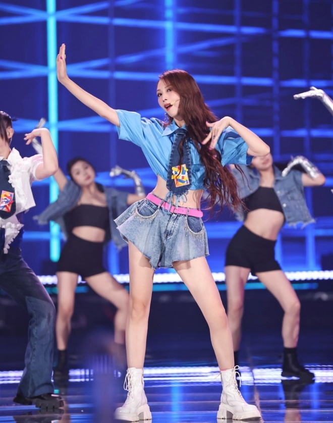 Đôi chân thẳng, vòng eo con kiến của cô khiến khán giả ngưỡng mộ.