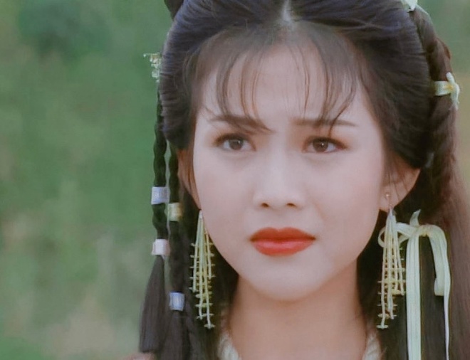 Cô được yêu thích vì xinh đẹp và diễn xuất nổi bật.