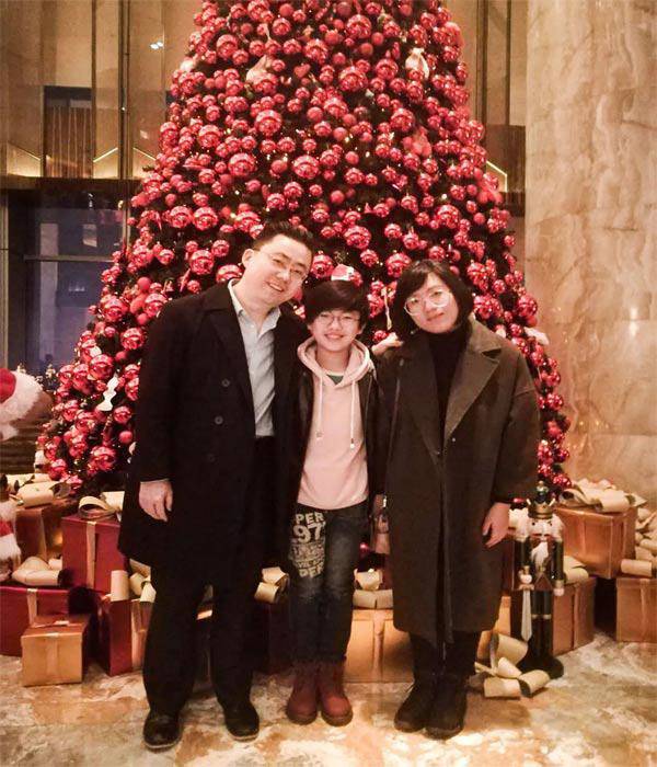 Gallery - Tự học ở nhà, bé 10 tuổi gây kinh ngạc khi thành thạo 3 thứ tiếng, viết sách tiếng Anh