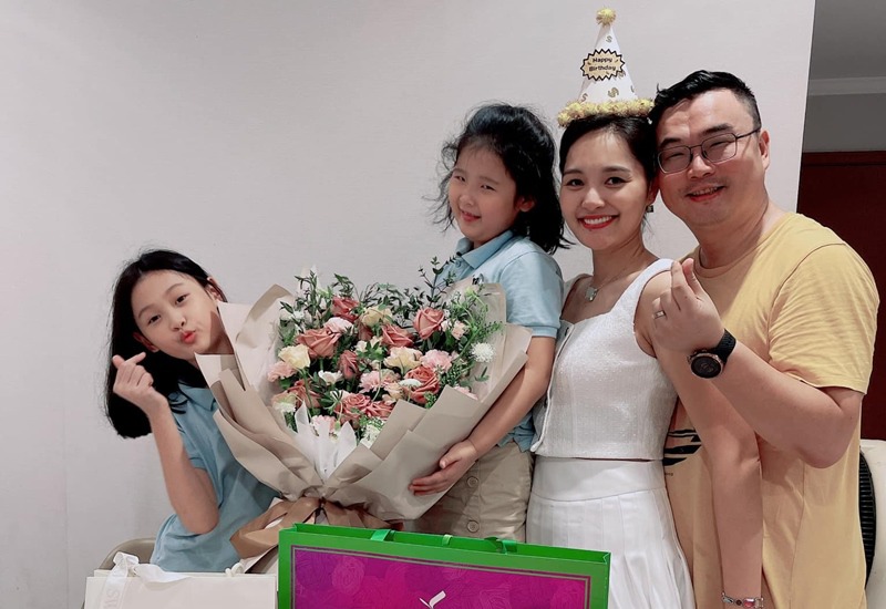 Hoa hậu Hương Giang và chồng Trung Quốc cùng 2 con hiện có tổ ấm hạnh phúc tại Việt Nam. Cô trở thành một trong những nàng hậu Việt viên mãn nhất nhì showbiz khi vừa có tổ ấm hạnh phúc, sự nghiệp lại thăng hoa.
