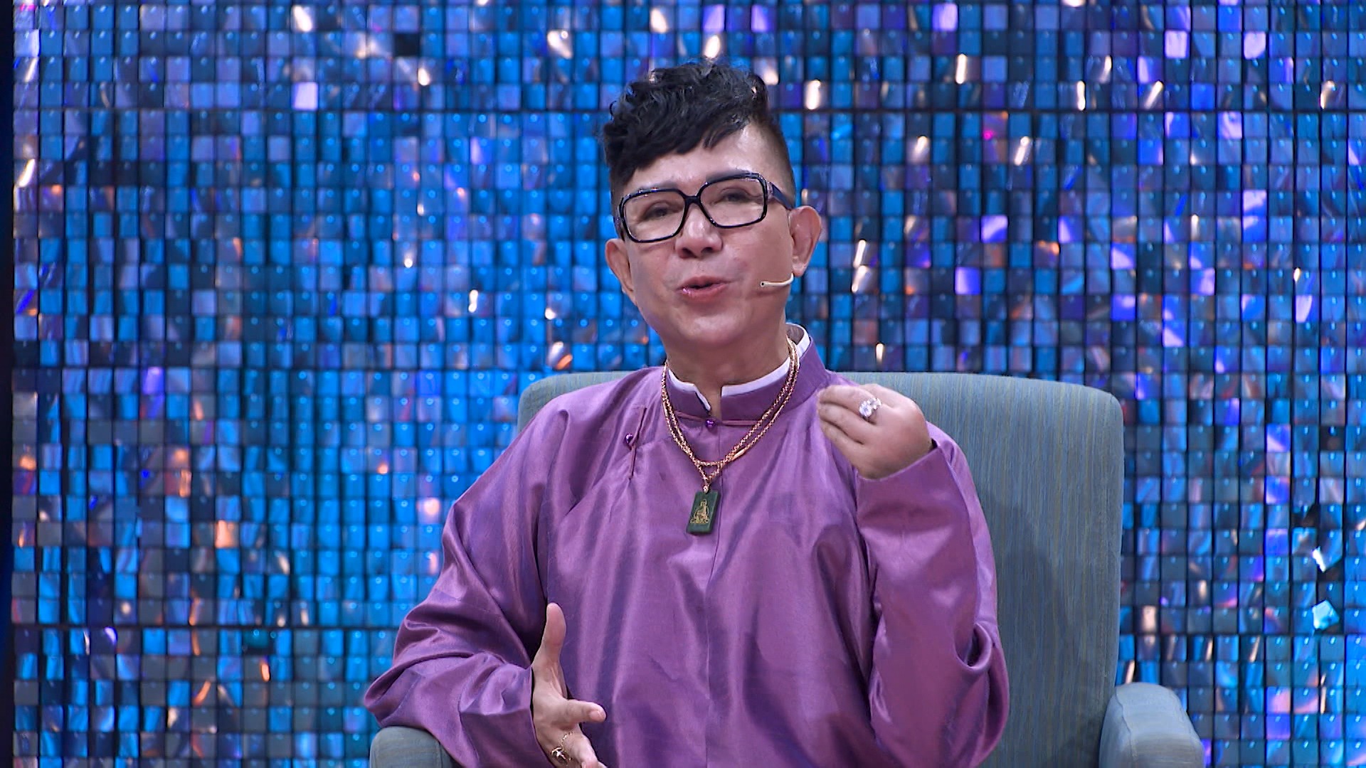  Nam ca sĩ nói với mẹ không thích nhà cao cửa rộng, có người đưa đón mà chỉ thích đứng ở hậu trường sân khấu, ăn cơm bụi, ngủ tập thể... miễn sao tối được hát. 