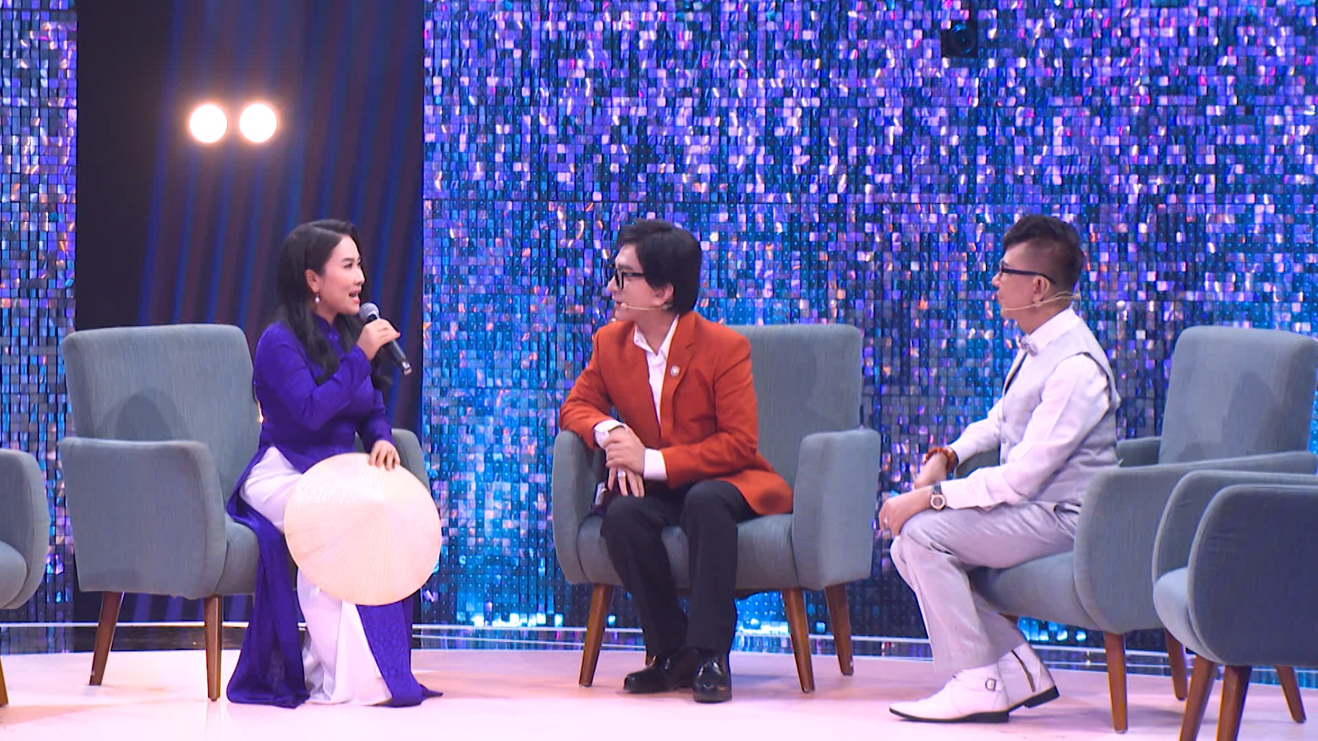 Ca sĩ Long Nhật và Vân Khánh trong cuộc trò chuyện với Kim Tử Long.