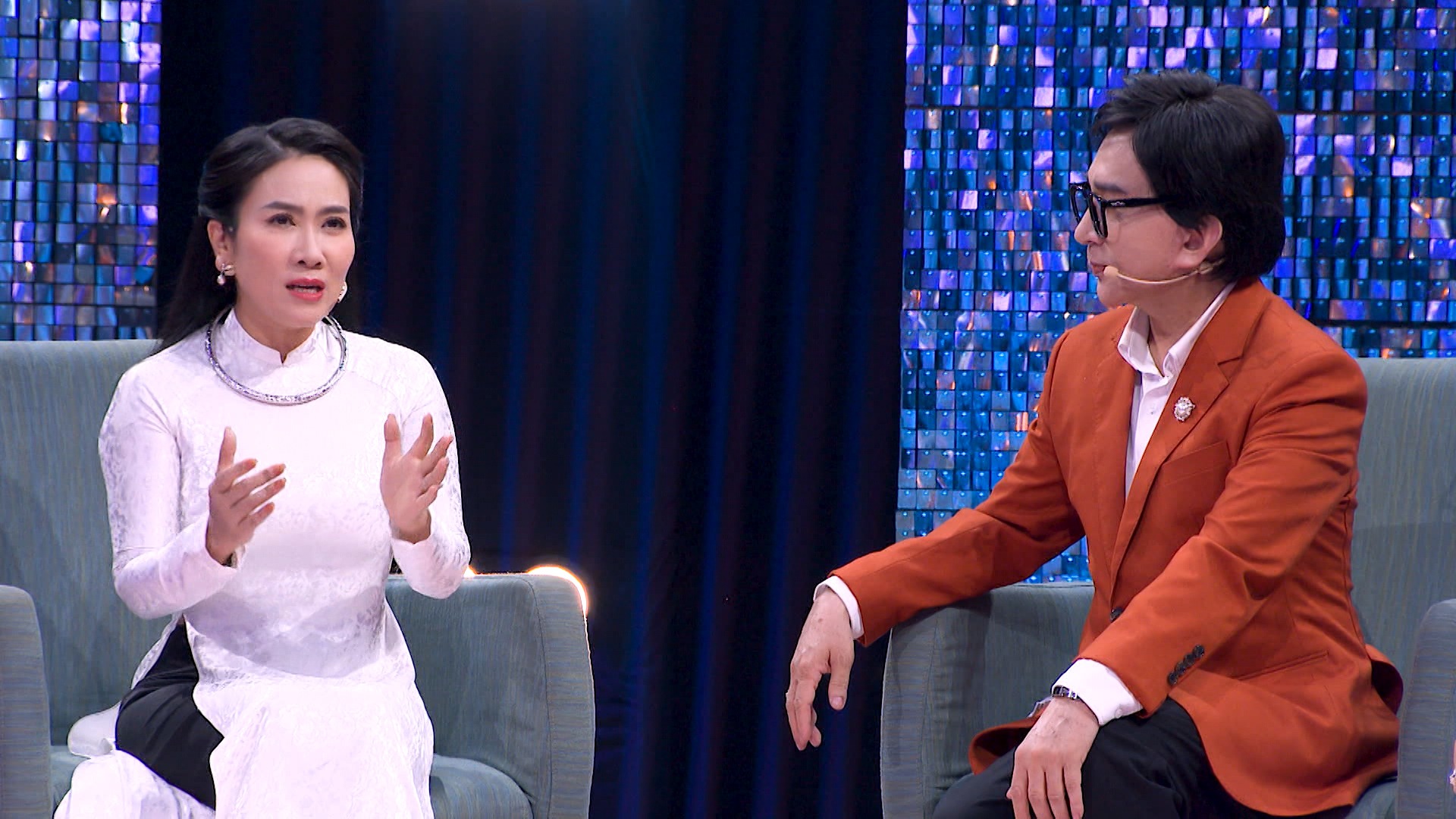 Vân Khánh cho biết bắt đầu kiếm tiền chuyên nghiệp từ năm 12 tuổi.