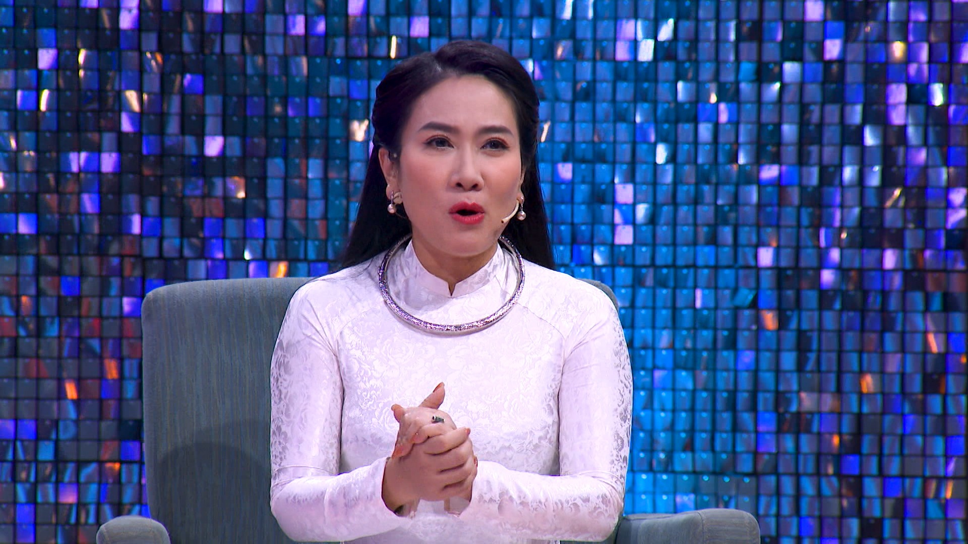 Nữ ca sĩ từng bật khóc vì khán giả bỏ về, khán đài trống trơn.