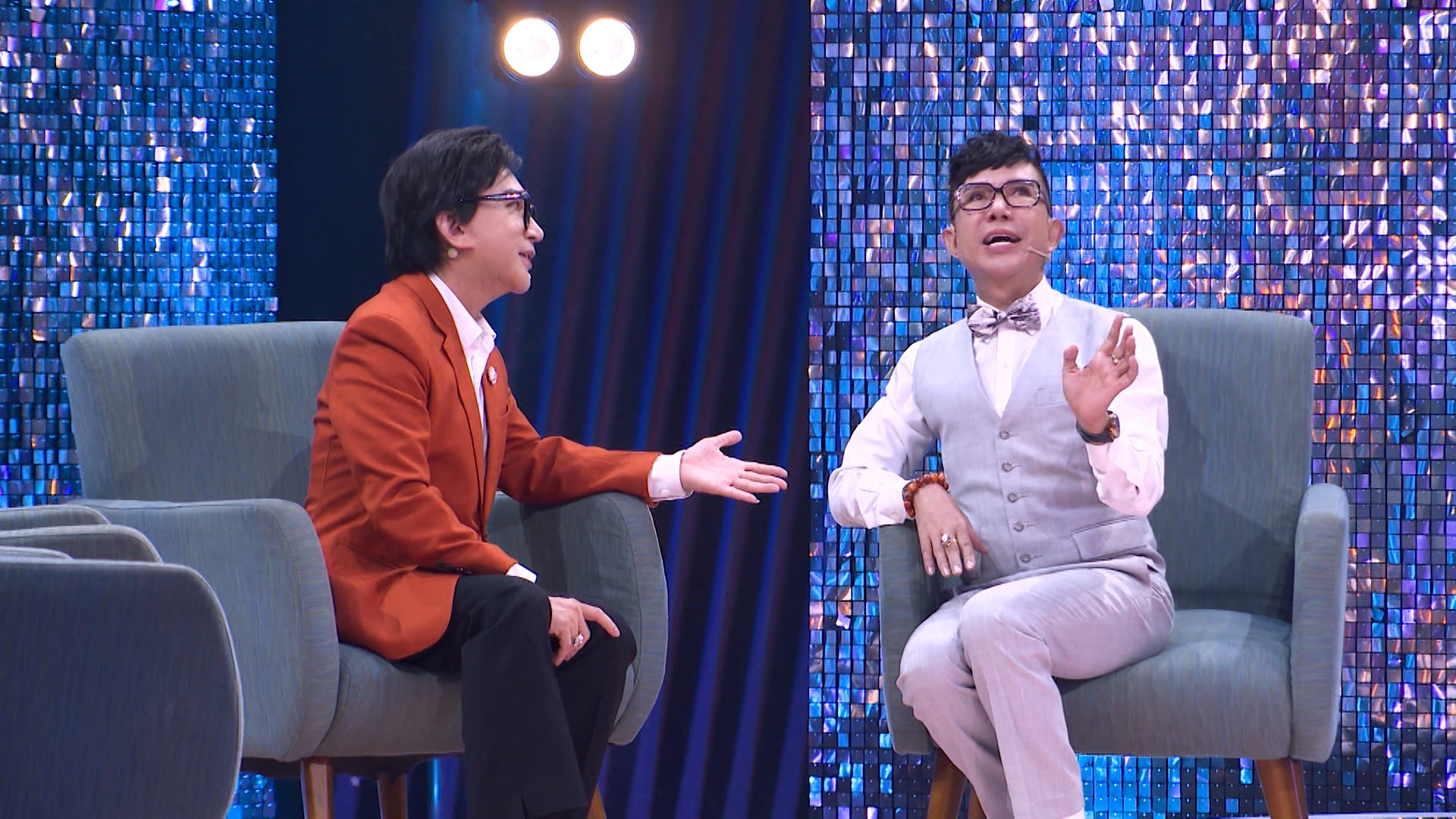 Nam ca sĩ cho biết gia đình 3 đời làm quan lớn nhưng bản thân lại muốn làm nghệ sĩ bay bổng.