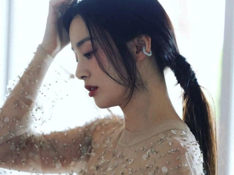 Mới đây, nữ diễn viên Hàn Kim Tae Hee vừa chính thức trở lại khi vào vai người vợ bất ổn tâm lý ở phim kinh dị "Khu vườn dối trá".
