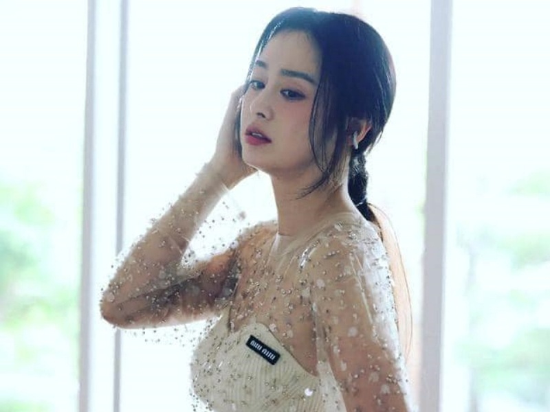 Kim Tae Hee vừa chia sẻ hình ảnh mới trên trang cá nhân. Bà mẹ 2 con khiến khán giả trầm trồ vì quá đẹp.
