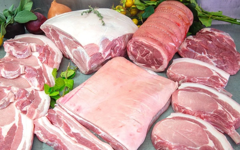 Thịt lợn là thực phẩm giàu dinh dưỡng, nếu ăn đúng cách, khoa học sẽ tốt cho sức khoẻ. Thịt lợn được nhiều người lựa chọn vì có thể chế biến được thành đủ món ngon như nướng, luộc, xào, hấp, chiên, quay… cũng như là nguyên liệu nấu nhiều món ăn khác.
