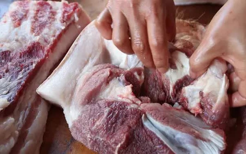 Với những miếng thịt lợn tươi, khi bạn sờ vào sẽ có cảm giác dẻo hơi dính. Còn với thịt ôi thiu, khi sờ vào sẽ có cảm dính nhớt. Cầm miếng thịt lên ngửi, thịt không có mùi đặc trưng mà sẽ là mùi ôi, khó ngửi chứng tỏ nó đã bị vi khuẩn xâm nhập.
