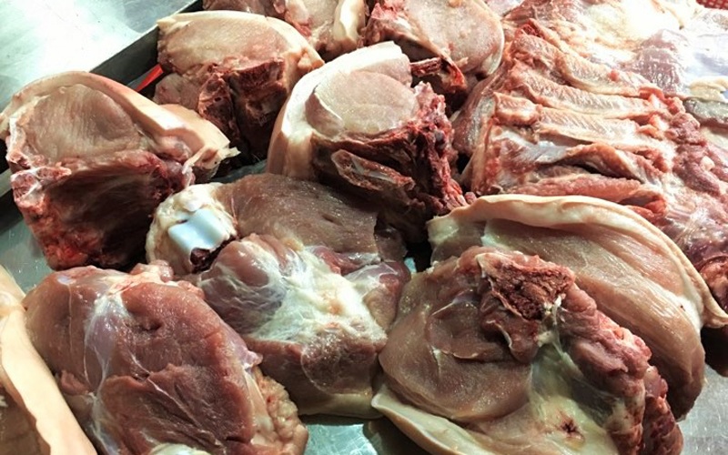 Bên canh đó, bạn nên quan sát kỹ, thấy miếng thịt lợn nào có màu hơi thâm cũng không lấy, vì nó đã được để từ lâu.
