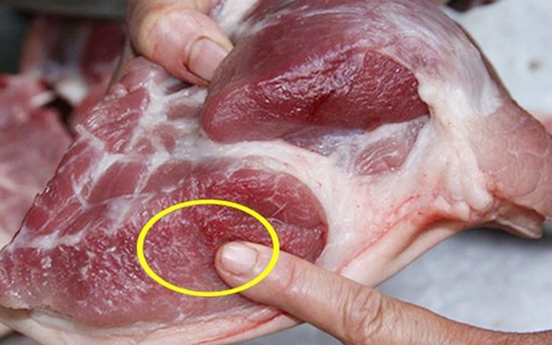 Ấn nhẹ ngón tay vào miếng thịt rồi bỏ ra, vết lõm trên bề mặt miếng thịt do ngón tay tạo thành sẽ nhanh chóng đầy lại và biến mất. Những miếng thịt này còn rất tươi bạn hãy nhanh tay mua nhé.
