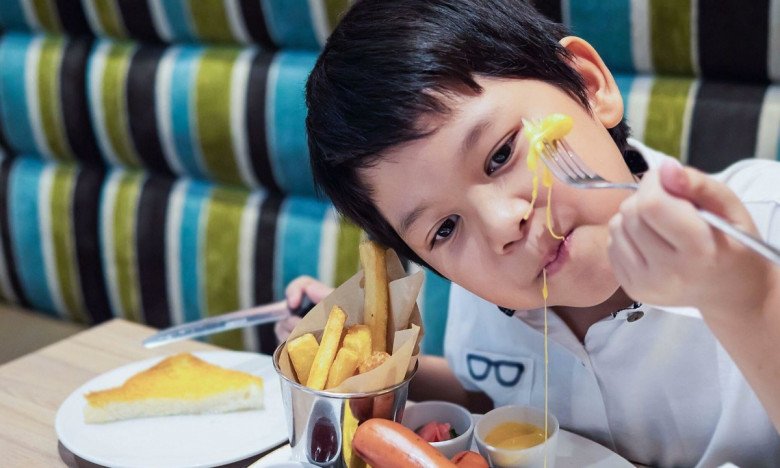 Bác sĩ Hưng cảnh báo, sự chiều chuộng trong ăn uống, thả nổi trong sinh hoạt là nguyên nhân chính khiến trẻ mất tính kỷ luật, nề nếp sau kỳ nghỉ hè. (Ảnh minh họa)