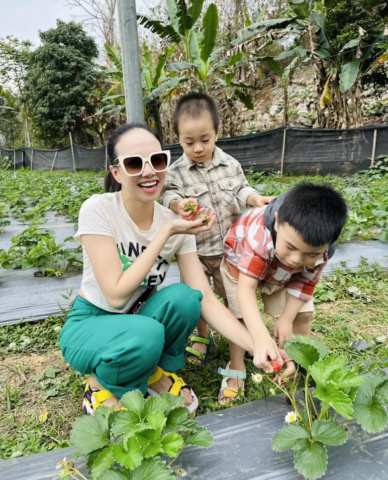 Hoa khôi Tây Đô lấy đạo diễn amp;#34;triệu đôamp;#34;, làm mẹ 2 con mặc kín đáo, hiếm khi tung ảnh bikini mát mẻ - 7