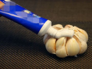 Nhà đẹp - Bôi kem đánh răng lên củ tỏi rồi đặt trong bếp và nhà tắm, không ngờ tác dụng tuyệt vời như vậy