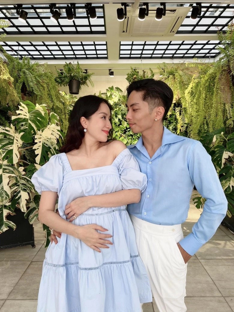 Khánh Thi sắp sinh con thứ 3 với Phan Hiển.