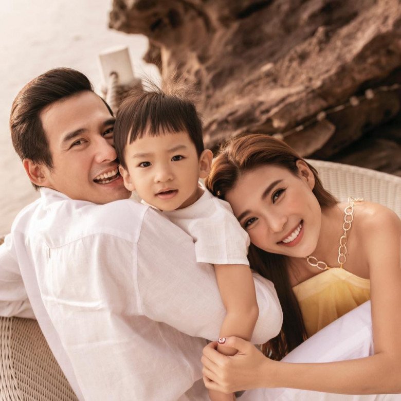 Yêu nhau nhiều năm mới kết hôn, Thúy Diễm và Lương Thế Thành vẫn ngỡ ngàng trước những tính xấu của đối phương khi về chung nhà.