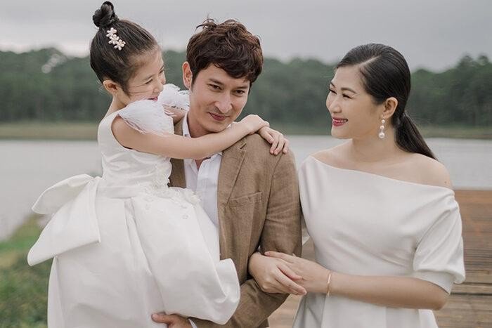 Dù Huy Khánh không giỏi làm điều lãng mạn nhưng vợ nam diễn viên vẫn cảm thông, chịu đựng vì hạnh phúc gia đình.