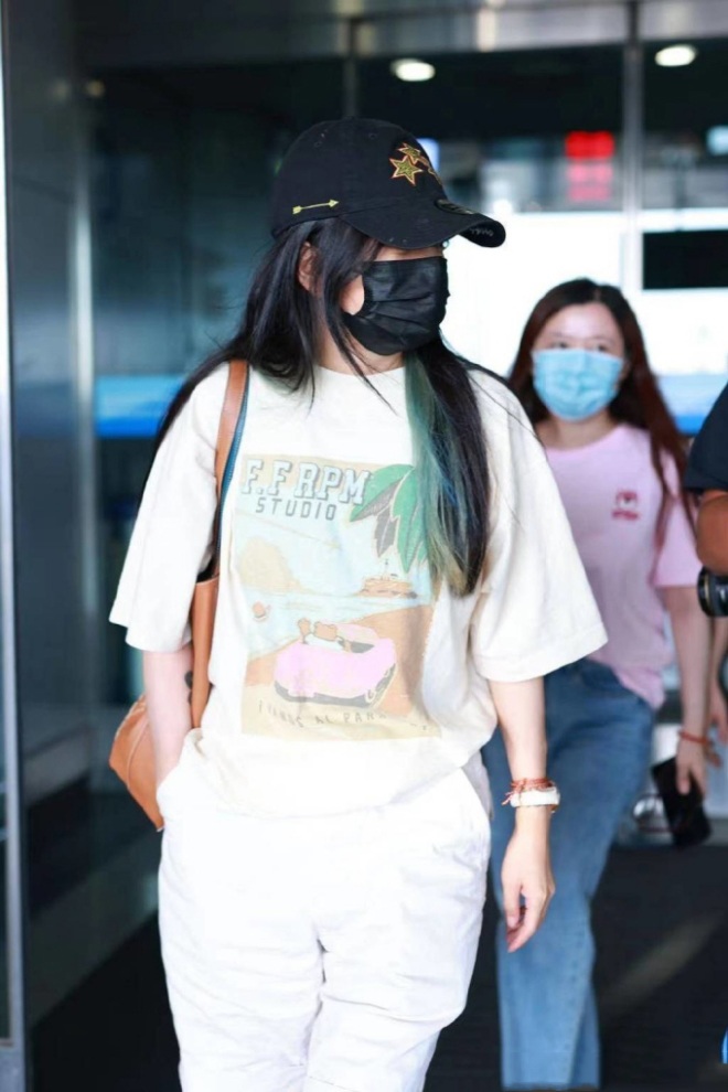 Triệu Vy bất ngờ xuất hiện tại sân bay với dáng vẻ bình thản.