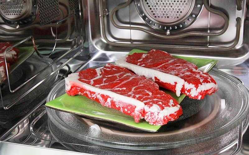 Cho thịt lợn cần rã đông ra đĩa, đặt một chiếc bát nhỏ rồi cho vào lò vi sóng. Bạn nên quan sát kỹ, khối lượng thịt cần rã đông sẽ có thời gian rã đông tương ứng.
