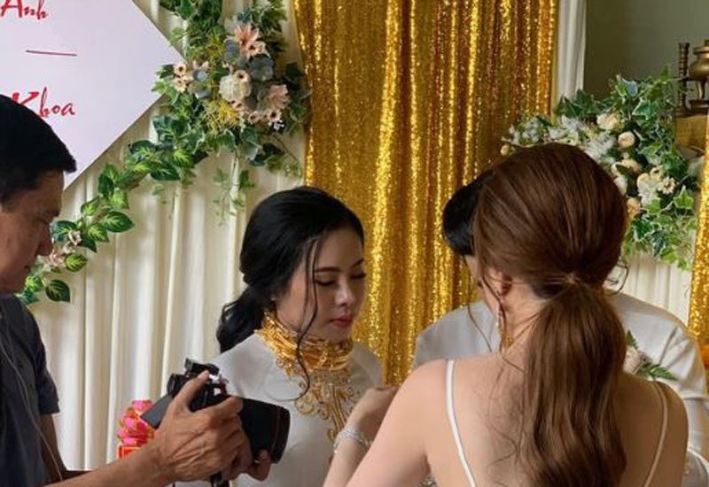 Đầu năm 2020, mạng xã hội xôn xao về một đám cưới “siêu khủng” ở Đồng Nai: chị gái trao của hồi môn 2,5 tỷ đồng và 49 cây vàng cho em gái.
