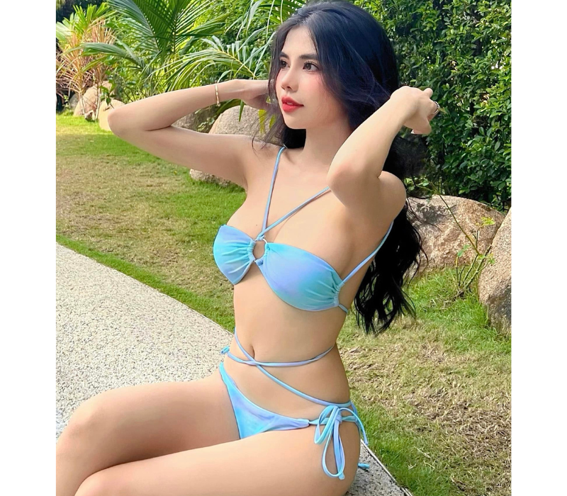 Nhờ có hình thể nuột nà, cô nàng cũng rất chăm diện bikini dây nhợ đầy thách thức.
