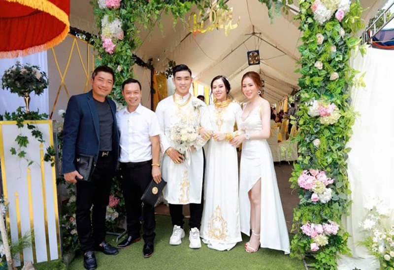 Được biết, cô dâu trong đám cưới là Ngọc Ánh (SN 1999), hiện làm công việc kinh doanh tại Sài Gòn, chú rể tên Đăng Khoa (SN 1998).
