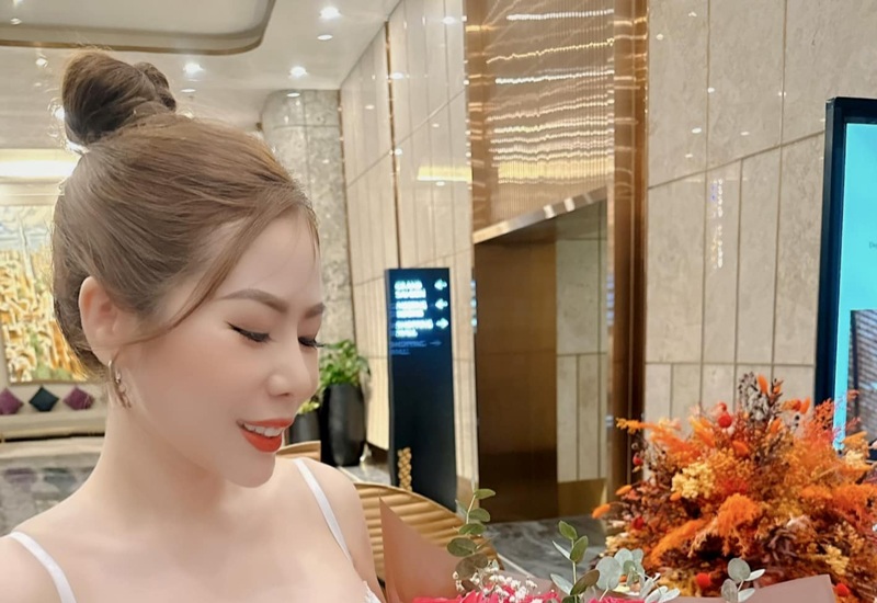 Hiện nữ doanh nhân kinh doanh trong lĩnh vực tài chính và ngành dịch vụ ở Sài Gòn.
