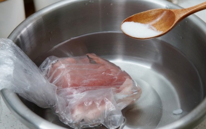 Như vậy, chuẩn bị một âu hoặc chậu nước lạnh hoặc ấm, thả túi thịt đông lạnh vào, thêm một lượng muối thích hợp vào nước có thể đẩy nhanh quá trình rã đông.
