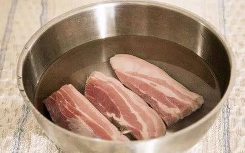 Chuẩn bị một chậu hoặc nồi nước, sau đó cho một lượng nhỏ giấm vào nước. Cho thịt đông lạnh vào nước và để thịt rã đông hoàn toàn trong 30 phút. 
